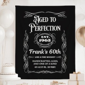 Pode incluir: Bandeira preta com texto branco que diz "AGED TO PERFECTION" e "Frank's 60th". A bandeira inclui o texto "EST. 1965" e "LIKE A FINE WHISKEY". A bandeira também afirma "HANDCRAFTED, AGED, AND ONE OF A KIND 40% ALC BY VOL. (80 PROOF)".
