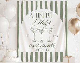 Banner de cumpleaños "A Tini Bit Older" para cualquier edad, telón de fondo de martini sucio, letrero de cumpleaños de martini, decoración para fiesta de 30 cumpleaños, banner de martini espresso