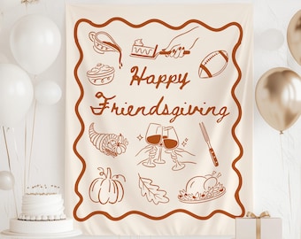 Könnte beinhalten: Ein cremefarbenes Friendsgiving-Wandteppich mit braunem Rand und Illustrationen von Speisen und Getränken. Die Worte "Happy Friendsgiving" sind in brauner Schrift geschrieben. Ballons und ein Kuchen sind im Hintergrund.