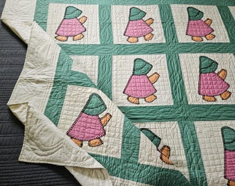 Edredón antiguo Sue de los años 30, con un bonito acolchado y un elegante diseño vintage.