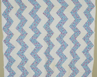 Edredón antiguo vintage de los años 30 con estampado de zigzag azul y blanco con efecto de relámpago.