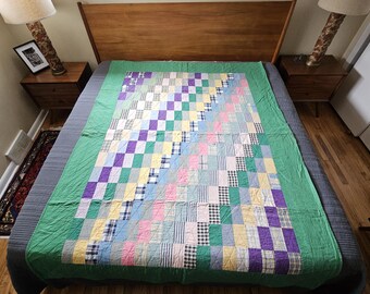 Vintage 1940er Jahre gerade Ziegelsteinstufen Patchwork-Quilt, Neuheitdrucke