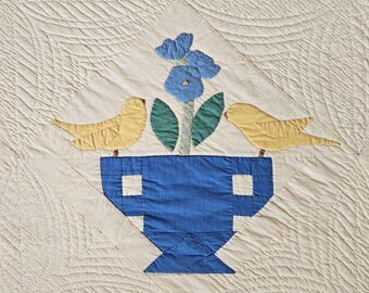 Edredón con apliques antiguos de pájaros y urnas de los años 30 ~ Bonito acolchado azul y punteado