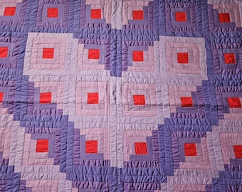 Edredón vintage auténtico Amish del condado de Holmes, Ohio, con forma de cabaña de troncos y diseño de corazón inusual.
