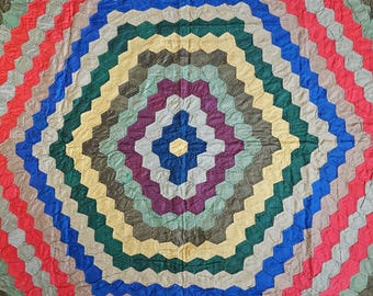 Edredón antiguo con mosaico hexagonal concéntrico de la década de 1930, colorido y vintage.