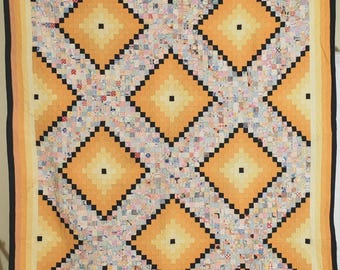 Colcha antigua irlandesa con diseño de "caja de joyas" y sello postal de los años 30, colores de atardecer y múltiples bordes.
