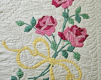 30er Jahre Roses & Ribbons Applikation Antike Quilt, Detaillierte Hand gestickte Akzente