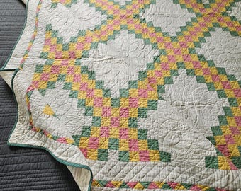 Preciosa colcha antigua vintage de los años 30 con triple cadena irlandesa y borde dentado.