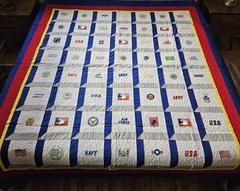 Edredón con insignias patrióticas del Ejército de EE. UU., la Marina, la Fuerza Aérea, la bandera estadounidense y los marines desaparecidos en combate.