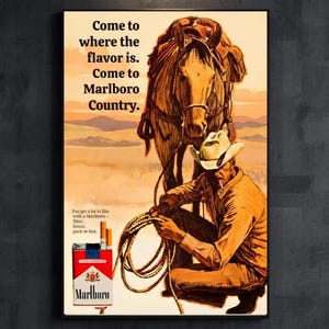 Può includere: Poster pubblicitario vintage di Marlboro con un cowboy, un cavallo e la scritta "Come to Marlboro Country". Il poster ha una calda tavolozza di colori con un pacchetto di sigarette Marlboro in primo piano.