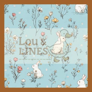 Könnte beinhalten: Hellblaues Blumenmuster mit weißen Kaninchen, rosa und gelben Blumen und grünen Stielen. Der Text "Lou & Lines" ist sichtbar. Das Design hat eine Vintage-Ästhetik, handgezeichnet.