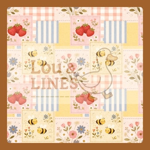 Peut inclure: Un motif patchwork aux couleurs pastel avec des fraises, des abeilles et des fleurs. Le motif comprend des carrés avec des motifs vichy, rayés et floraux. Le texte "Lou & LINES" est visible au centre.