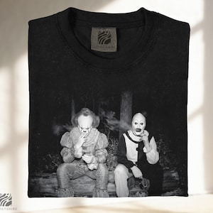 Pennywise en Art Smoking shirt, grappig horror trail cam T-shirt, griezelige terrifier T-shirt, IT horrorfilm fan cadeau, comfort kleuren T-shirt
