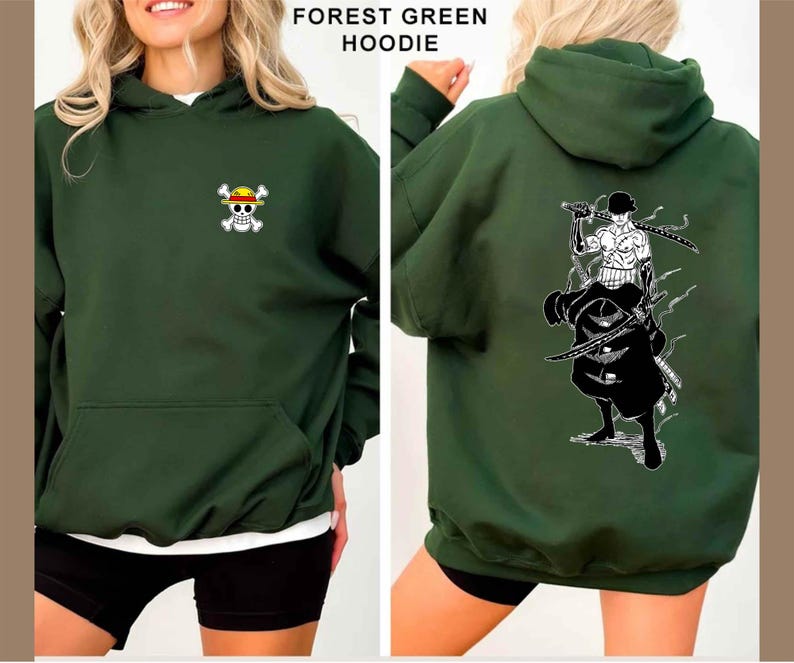 K&ouml;nnte beinhalten: Waldgr&uuml;ner Kapuzenpullover mit Fronttasche und Kapuze. Auf der Vorderseite befindet sich ein kleines, farbenfrohes Totenkopf- und gekreuztes Knochen-Design. Auf der R&uuml;ckseite ist eine schwarz-wei&szlig;e Grafik eines Charakters mit Schwertern abgebildet. Der Text "FOREST GREEN HOODIE" steht oben.
