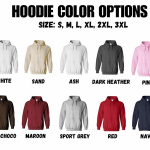 K&ouml;nnte beinhalten: Das Bild zeigt verschiedene Kapuzenpullover-Farboptionen: Schwarz, Wei&szlig;, Sand, Asche, Dunkelgrau, Pink, Milit&auml;r, Wald, Dunkle Schokolade, Bordeaux, Sportgrau, Rot und Marine. Gr&ouml;&szlig;en: S, M, L, XL, 2XL, 3XL. Text: "HOODIE COLOR OPTIONS".