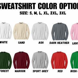 K&ouml;nnte beinhalten: Bild mit verschiedenen Sweatshirt-Farboptionen. Der Text oben lautet "SWEATSHIRT COLOR OPTIONS" und listet die Gr&ouml;&szlig;en S bis 3XL auf. Farben sind Schwarz, Wei&szlig;, Sand, Asch, Dunkelgrau, Hellrosa, Marine, Milit&auml;r, Wald, Bordeaux, Sportgrau, Rot und Irischgr&uuml;n.