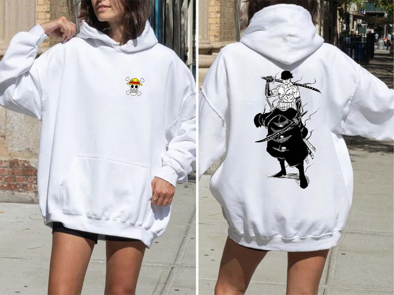 K&ouml;nnte beinhalten: Wei&szlig;er Kapuzenpullover mit Fronttasche und Kapuze. Auf der Vorderseite befindet sich ein kleines, farbenfrohes Piratenflaggen-Emblem. Auf der R&uuml;ckseite ist eine Schwarz-Wei&szlig;-Illustration eines Schwertk&auml;mpfers mit drei Schwertern abgebildet.