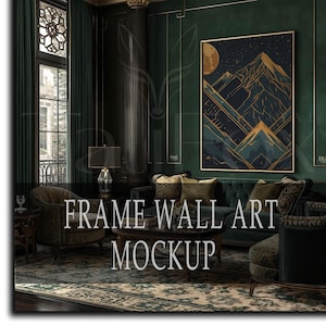 Op de afbeelding: Een ingelijste wandkunst-mockup in een donkergroen interieur met een bank, fauteuils en een vloerkleed. De wandkunst toont een berglandschap met een maan en sterren. De tekst "FRAME WALL ART MOCKUP" wordt weergegeven.