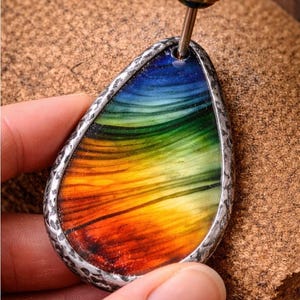 use diamond tipped drill bits to drill glass and make jewelry.