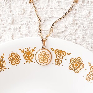 Collar Corelle con mariposa dorada • Colgante vintage de porcelana