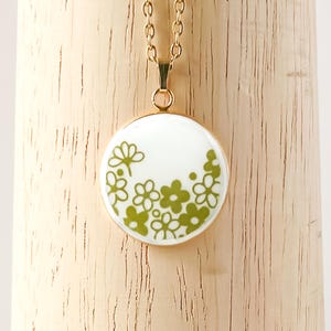 Corelle Crazy Daisy Necklace • Vintage Corelle Spring Blossom Green Jewelry • Corelle Broken China Pendant