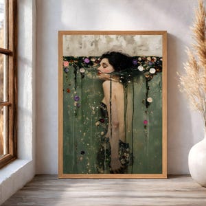 Puede incluir: Una impresión de arte mural enmarcada que representa a una persona sumergida en agua verde hasta la barbilla. La persona tiene el cabello oscuro y está rodeada de flores coloridas flotantes y líneas verticales oscuras sobre un fondo claro texturizado.
