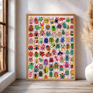Puede incluir: Una impresión enmarcada que presenta una colorida colección de escarabajos ilustrados. Los insectos se representan en varios tamaños y colores vibrantes, incluyendo rojo, azul, verde y amarillo, sobre un fondo rosa claro. La obra de arte está encerrada en un marco de madera marrón claro.