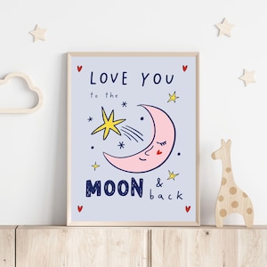 Può includere: Una stampa incorniciata con sfondo azzurro presenta una luna rosa a mezzaluna con un volto sorridente e una stella gialla. Il testo "LOVE YOU to the MOON & back" è scritto in blu navy. Piccoli cuori rossi e stelle gialle decorano la stampa.