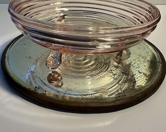 Dulcera de cristal rosa Manhattan de Anchor Hocking, estilo Depression Glass, con tres patas.