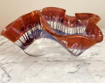 Cuenco de vidrio artístico termoformado firmado por Laurel Fyfe Fox Fire Glassworks, color ámbar iridiscente.