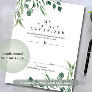 Puede incluir: Una guía blanca "My Estate Organizer" con detalles botánicos verdes. La guía incluye el texto "A complete guide to my important information, accounts, and final wishes." También se ven un bolígrafo y una planta.