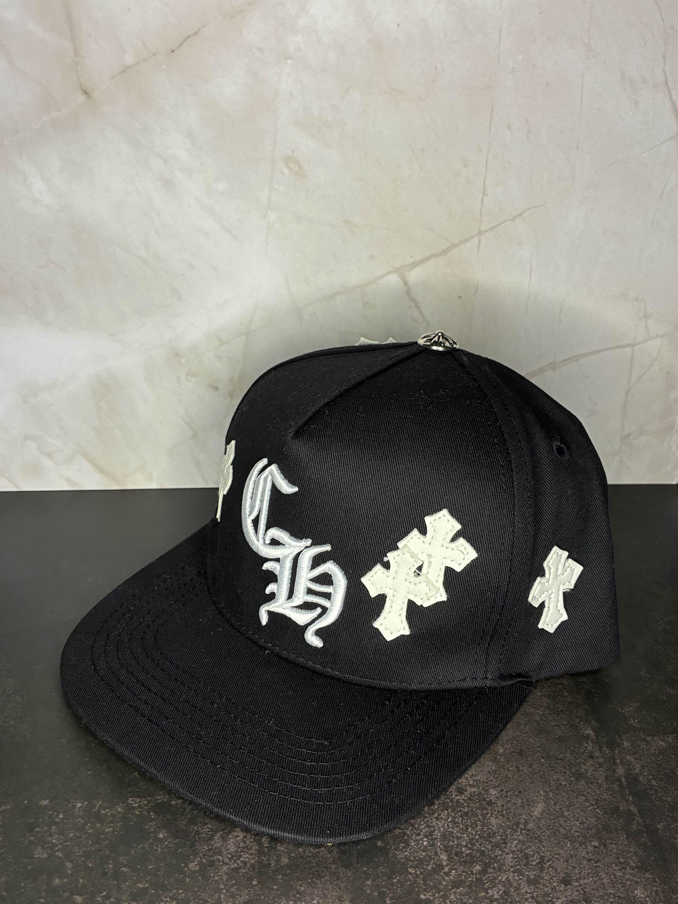 Casquette Chrome Hearts En Cuir - Patch Croix Rouge, Blanc, Bleu Avec Cœurs Chromés - Neuf Avec étiquettes
