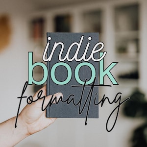 Puede incluir: Un libro gris oscuro sostenido en una mano, con las palabras "indie book formatting" en escritura blanca y verde azulado superpuestas en la portada. El fondo está borroso, lo que sugiere un entorno doméstico u de oficina.