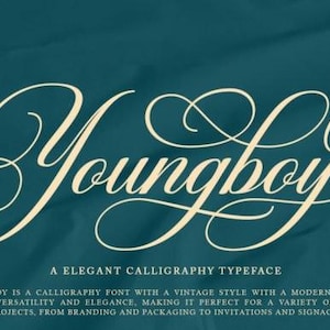 Könnte beinhalten: Ein tealfarbener Hintergrund mit dem Wort "Youngboy" in eleganter, cremefarbener Kalligraphie. Darunter steht "A Elegant Calligraphy Typeface" und beschreibt die Vielseitigkeit der Schrift für Designprojekte.