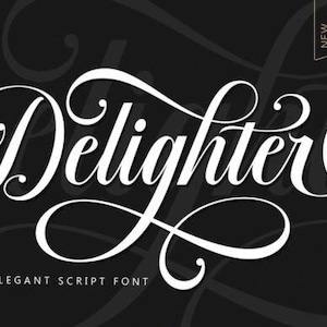Puede incluir: Diseño de fuente de escritura elegante con la palabra "Delighter" en blanco, con remolinos decorativos y una pancarta "New Font". El fondo es gris oscuro con formas de letras sutiles y repetidas.