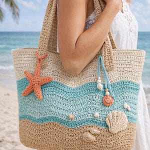 Può includere: Borsa tote da spiaggia all'uncinetto con un design a onde in beige, azzurro e marrone. La borsa presenta una stella marina, conchiglie e un ciondolo decorativo. La borsa ha manici robusti ed è perfetta per trasportare l'essenziale per la spiaggia.