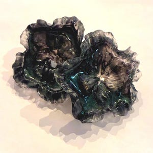 Ręcznie robione kolczyki z żywicy w kolorze zielonym z motywem hibiskusa – biżuteria botaniczna