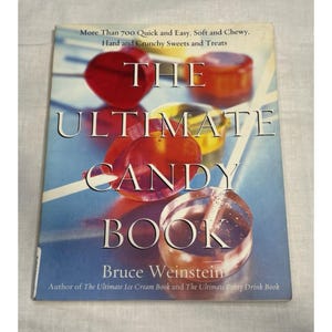 Puede incluir: El libro definitivo de caramelos de Bruce Weinstein. La portada del libro presenta un primer plano de piruletas y caramelos de colores. El título está en letras blancas grandes, con el nombre del autor y otros títulos de libros debajo.