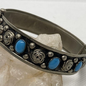 Pulsera vintage Alp Italy con detalle en azul y cierre de pasador, diseño de flores repujadas
