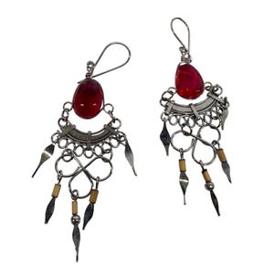 Boucles d'oreilles lustre bohème en verre rouge rubis et pendentif en filigrane argenté