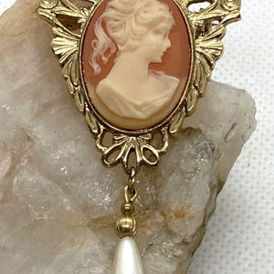 Vintage Gold Tone Cameo Brooch Pin Ornate Border Faux Pearl Dangle Women&#39;s Face