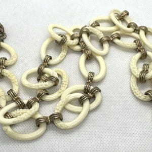 Vintage Monet Signed Gold Tone & Cream Celluloid Link Floral 36&#39;&#39; Necklace Retro
