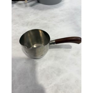 Calentador de mantequilla danés moderno vintage de acero inoxidable con mango de madera, fabricado en Dinamarca.