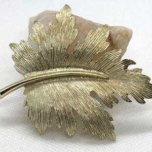 Vintage Emmons Signed Textured Leaf Gold Tone Pin Brooch Fall Autumn Nature
