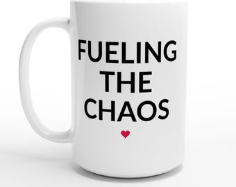 Mok met de tekst "Fueling the Chaos", grappige keramische koffiemok, ondernemerskantoorcadeau
