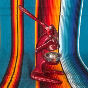 Artisan Mini Manual Citrus Squeezer, Red Cast Aluminum Citrus Squeezer, Exprimidor de Limon Miniatura de 8 Pulgadas, Juguero Mini