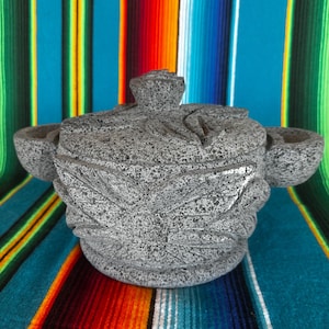 Casuela para el horno de piedra volcánica! Perfecto artículo para cocina de patio, Stone Casserole Pot with Lid, Unique item! Molcajete