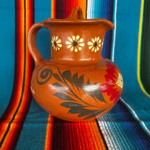 Versatile Clay Pitcher, Cafetera de Barro con Flor Grande, Artesania de Barro, Tetera para cafe de olla, Jarra de Barro, Medium Size Pitcher