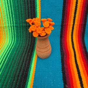 Mini Flor Cempasúchil para las Ofrendas, Dia de los Muertos Ramo, Marigold Flower Bouquet with Clay Vase Miniature Flowers, FloresMiniaturas