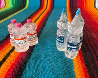 Botellas de agua de plástico en miniatura, agua de marca mexicana para arreglos de altares del Día de Muertos, ofrenda de altar del Día de Muertos